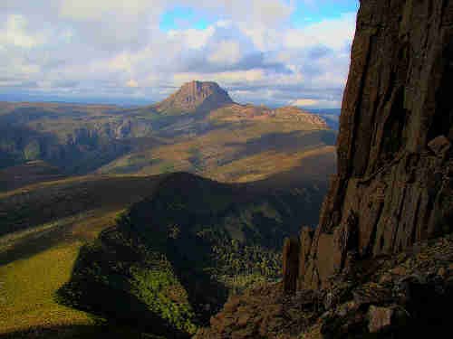 image 800px_cradle_mountain_seen_from_barn_bluff-jpg